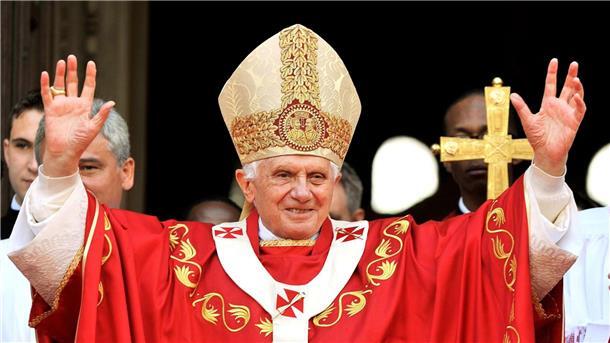 Papst Benedikt XVI. 2010 auf den Stufen der Westminster-Kathedrale im Zentrum Londons.