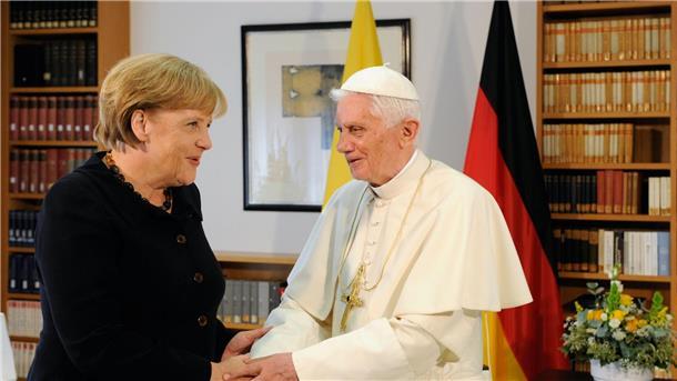 Papst Benedikt XVI. 2011 in Berlin mit Bundeskanzlerin Angela Merkel.