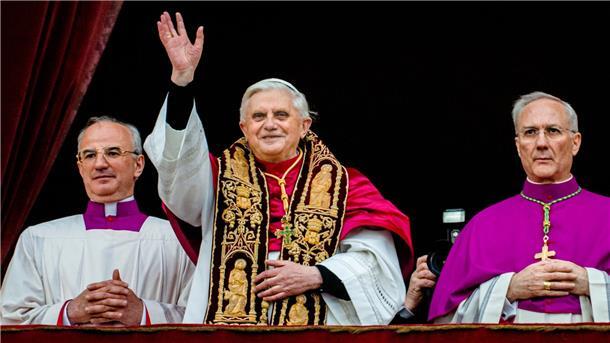 Papst Benedikt XVI. kurz nach seiner Wahl am 19. April 2005.