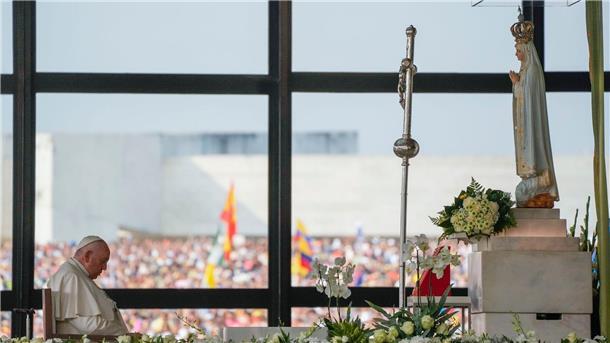 Wallfahrt in Fatima: Papst Franziskus betet für Frieden Papst Franziskus betet vor der Statue der Jungfrau Maria.