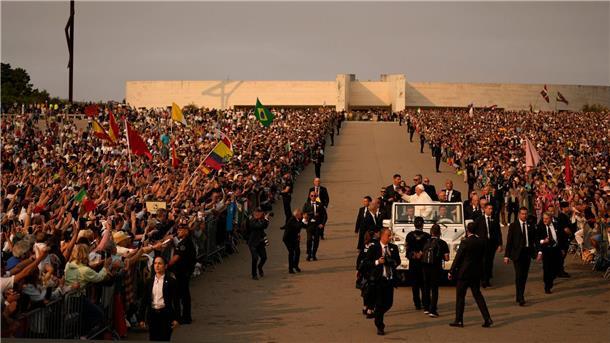 Wallfahrt in Fatima: Papst Franziskus betet für Frieden Papst Franziskus fährt mit dem Papamobil durch die Menge.