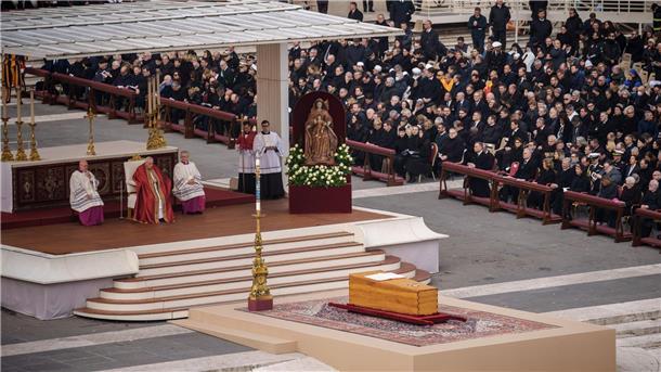 Papst Franziskus hält das Reqiuem.