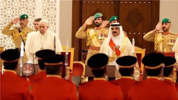 Papst in Bahrain: Plädoyer für Menschenrechte Papst Franziskus ist nach Bahrain gereist.