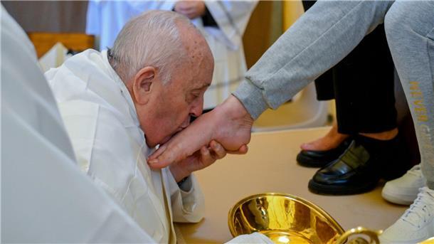Abendmahlmesse: Papst wäscht Häftlingen die Füße Papst Franziskus küsst den Fuß von einer weiblichen Insassin des Rebibbia-Gefängnisses.