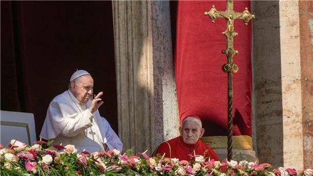 Papst Franziskus (l) erscheint am Ende der Ostermesse in der Hauptloge des Petersdoms im Vatikan.