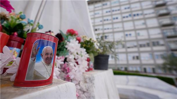 Nach OP: Erstmals kein öffentliches Sonntags-Gebet vom Papst Papst Franziskus muss sich noch von seiner Bauchoperation erholen.
