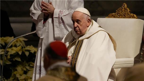 Papst mahnt in Christmette zu Frieden Papst Franziskus nimmt an der Christmette im Petersdom im Vatikan teil.