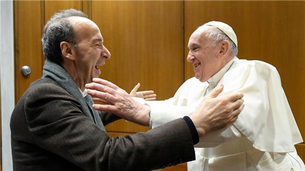 Komiker Roberto Benigni bei Papst Franziskus Papst Franziskus (r) empfängt den italienischen Filmemacher und Komiker Roberto Benigni.
