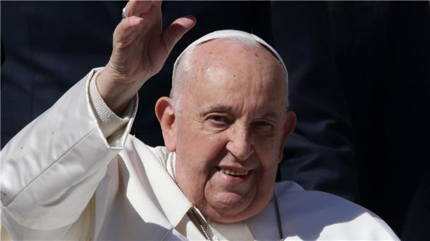 Papst Franziskus verstarb im Alter von 88 Jahren. Auf dem Foto ist er auf dem Petersplatz im Vatikan zu sehen. 