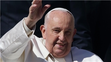 Papst Franziskus verstarb im Alter von 88 Jahren. Auf dem Foto ist er auf dem Petersplatz im Vatikan zu sehen. 
