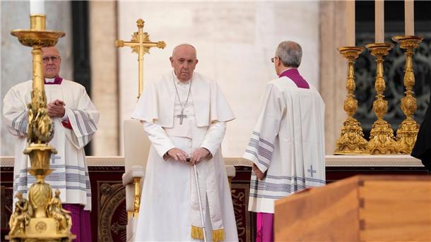 Papst Franziskus steht am Sarg seines verstorbenen Vorgängers.