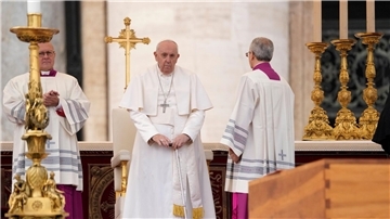 Papst Franziskus steht am Sarg seines verstorbenen Vorgängers.