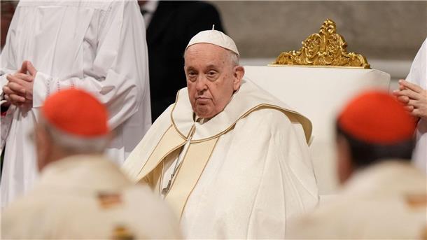 Papst macht Weg für Segnung homosexueller Paare frei Papst Franziskus während einer Messe im Petersdom.