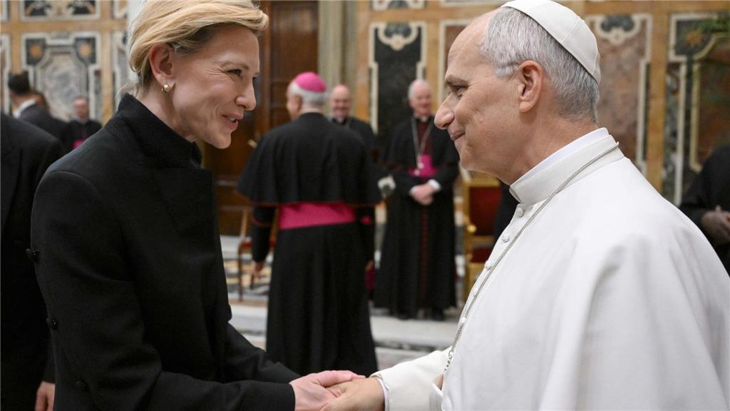 Papst Leo jetzt mit Rückennummer 14 Papst Leo XIV. begrüßt Cate Blanchett während einer Sonderaudienz mit der Welt des Films.
