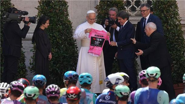 Papst Leo XIV. bekam ein Rosa Trikot überreicht.