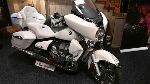 Signiertes „Papst-Motorrad“ für 130.000 Euro versteigert Papst Leo XIV. hatte das Motorrad im September in Rom in Empfang genommen. (Archivbild)