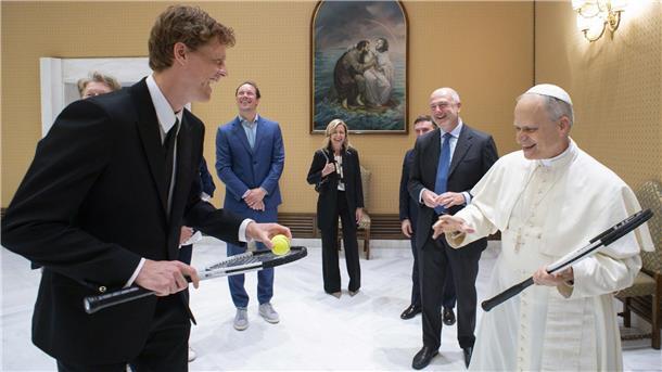 Papst Leo XIV. (rechts) scherzt mit Tennisstar Jannik Sinner.