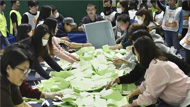 Südkoreas Opposition siegt deutlich bei Parlamentswahl Parlamentswahl in Südkorea: Wahlbeamte zählen die Stimmen.