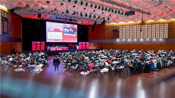 Parteimitglieder verfolgen den Bundeskongress der Jungsozialisten in Braunschweig.