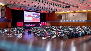 Parteimitglieder verfolgen den Bundeskongress der Jungsozialisten in Braunschweig.