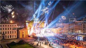 Party zum Jahreswechsel vor dem Brandenburger Tor.