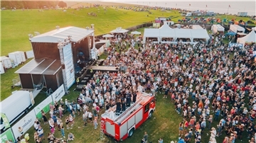 Menschenmenge vor einer Open-Air-Bühne