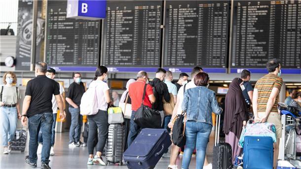 Corona-Testpflicht für Reisende aus China nach Deutschland Passagiere auf dem Flughafen in Frankfurt am Main. Wer aus China einreist, muss sich auf Corona testen lassen.
