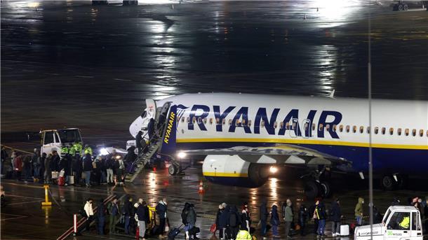 Ryanair erwartet weiter steigende Ticketpreise Passagiere beim Boarding einer Ryanair-Maschine am Flughafen Köln/Bonn.