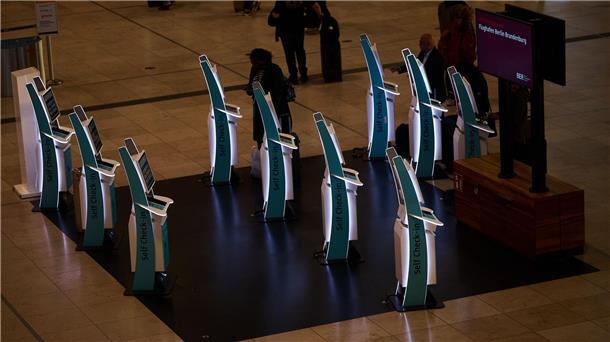 Bilder des Tages Passagiere checken am BER selber ein, nachdem der Flughafen immer noch mit Folgen eines Cyberangriffs kämpft.