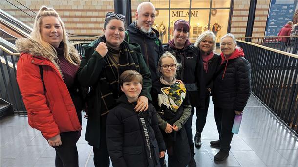 Passagiere der "Iona" auf Landgang in Bremerhaven: Familie Scully aus Leeds - vom Enkel bis zur Uroma - will ins Klimahaus.