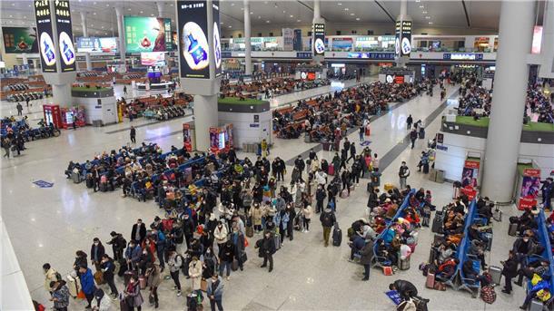 China öffnet sich - Deutschland verschärft Reiseregeln Passagiere im Bahnhof von Urumqi in der nordwestchinesischen autonomen Region Xinjiang Uygur.