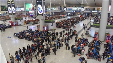 Passagiere im Bahnhof von Urumqi in der nordwestchinesischen autonomen Region Xinjiang Uygur.