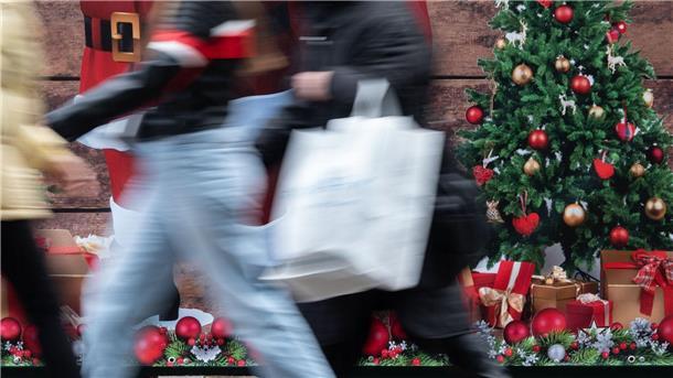 Keine Last-Minute-Geschenke? Streik im Einzelhandel Passanten gehen an einem weihnachtlich geschmückten Verkaufsstand vorbei.