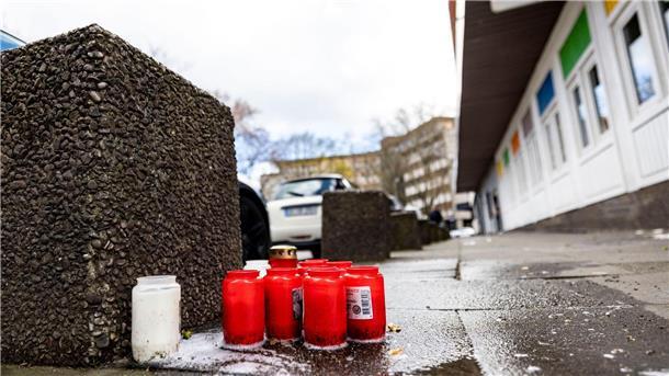 Messerattacken von Duisburg: Generalbundesanwalt übernimmt  Passanten haben am Tatort Kerzen in der Duisburger Altstadt niedergelegt.
