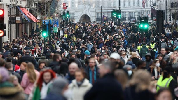 Passanten in der Regent Street in London Die Sozialleistungen werden im April um 10,1 Prozent angehoben.