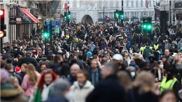 Passanten in der Regent Street in London Die Sozialleistungen werden im April um 10,1 Prozent angehoben.