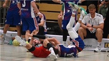 Passend zur aktuellen Situation des TSV Bremervörde: Das Team um Lars von Kamp (li.) ist nach zwei Niederlagen Schlusslicht der Oberliga.