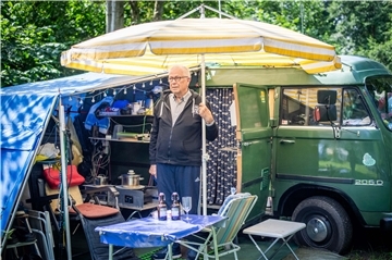 Camper und Elektro-Profi-Tüftler Ralf Adolf Diercks zeigt seinen betagten Camper "die grüne Minna". Ein Hanomag Henschel Baujahr 1972, den er Stück für Stück um- und ausgebaut hat: von der Technik im Inneren bis zur Lackfarbe außen. Foto: Hartmann