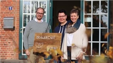 Pastor Christoffer Klemme, Imke Oeser und Claudia Grotheer stehen vor dem Kirchtimker Gemeindehaus. Dort öffnet das Trauercafé am Sonntag erstmals seine Türen.