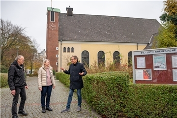 Kirche, Gemeindehäuser und Glockenturm der evangelisch-lutherischen Kreuzkirchengemeinde Bremerhaven sollen verkauft werden, darüber spricht Pastor Götz Weber (rechts) mit Michaela Riemer und Günter Kaiser vom Kirchenvorstand.