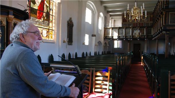 Pastor Joachim Köhler wird am Sonntag vor leeren Kirchenbänken predigen. Doch ungehört wird seine Botschaft nicht verhallen. NDR Info überträgt den Gottesdienst live im Radio.