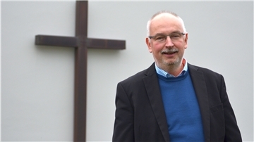Pastor Reiner Matthes veranstaltet zum zweiten Mal eine Andachtsreihe unter freiem Himmel zur Passionszeit.