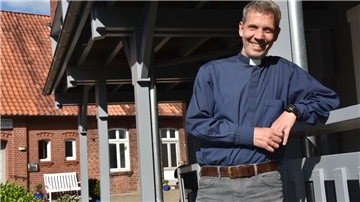 Das Foto zeigt Pastor Ullrich Volkmar