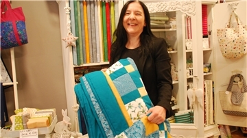Patchwork ist ihre große Leidenschaft: Martina Fricke zeigt ihr selbst genähtes Quilt mit Tasche.