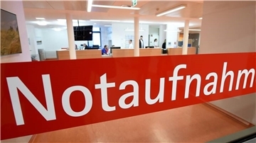 Patienten sollen in Notfällen an Krankenhäusern schneller und effektiver versorgt werden. Dafür sollen flächendeckend integrierte Notfallzentren an Krankenhäusern sowie integrierte Leitstellen entstehen. An den Plänen gibt es Kritik aus der Ärzteschaft insbesondere auf dem Land.