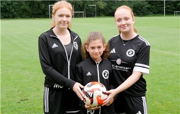 Patricia Druta kickt erst seit September letzten Jahres bei den Mädchen des TuS Zeven. Ihre Trainerinnen Mieke (links) und Lilly van Geemert sind begeistert von der 10-Jährigen.