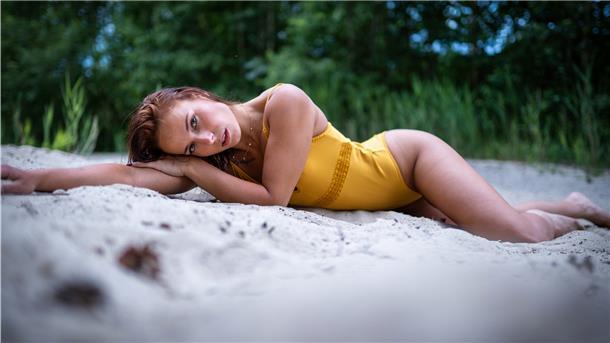 Patricia | @p.a.e.t.z.i | Ein typisches Jan Schaadt-Foto: Eine schöne Frau, in der freien Natur ästhetisch inszeniert.