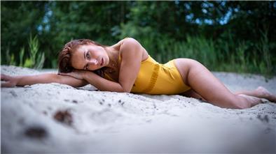 Patricia | @p.a.e.t.z.i | Ein typisches Jan Schaadt-Foto: Eine schöne Frau, in der freien Natur ästhetisch inszeniert.