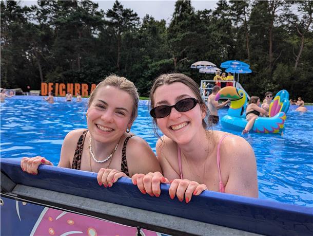 Deichbrand 2024: Das sind die schönsten Fotos vom Donnerstag Patricia und Linda aus Oldenburg beziehungsweise dem Emsland genießen das kühle Nass, das insbesondere in den kommenden Tagen für Abkühlung sorgen soll.
