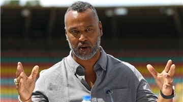 Patrick Esume ist Deutschlands bekanntester Football-Experte und hat als Trainer auch schon im Fußball-Bereich beim Hamburger SV gearbeitet.